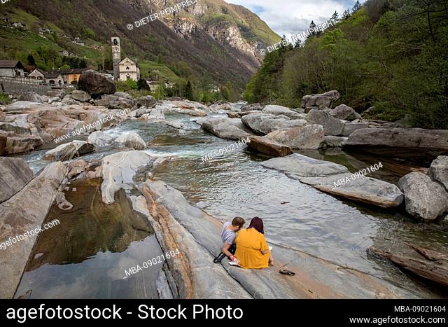 Switzerland, Alps, Ticino, Locarno, Verzasca Valley, Verzasca, Lavertezzo, couple sitting, mountain stream