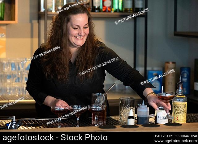 21 November 2023, Lower Saxony, Göttingen: Kamma Romy Hogeveen from Cologne prepares a cocktail at the 37th German Cocktail Championships