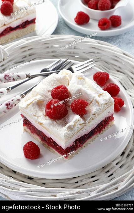 Meringue cake with a raspberry layer