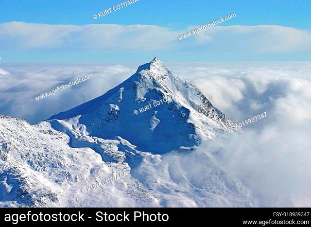 Bergspitze im Wolkenmeer