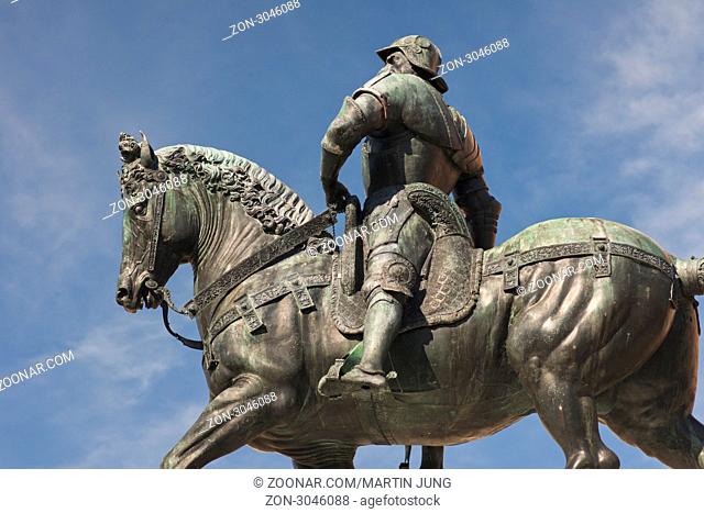 Das Reiterstandbild des Condottiere Bartolomeo Colleoni nach einem Wachsmodell von Andrea del Verrocchio in Bronze gegossen von Alessandro Leopardi auf dem...