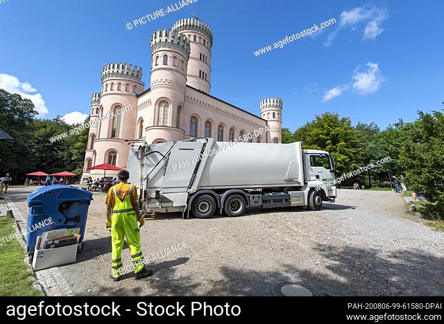 03 August 2020, Mecklenburg-Western Pomerania, Binz: A waste disposal vehicle drives off garbage from the Granitz hunting lodge