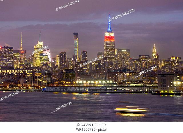 Manhattan, view of the Empire State Building and Midtown Manhattan across the Hudson River, New York, United States of America, North America