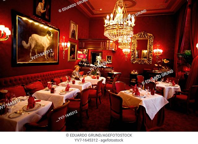 Rote Bar Restaurant Hotel Sacher, very busy before and after the opera  Vienna, Austria