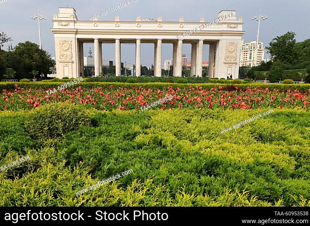 RUSSIA, MOSCOW - AUGUST 8, 2023: A flowerbed by the main entrance to Gorky Park. Sofya Sandurskaya/TASS