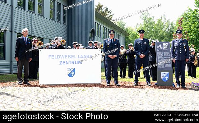 31 May 2022, Schleswig-Holstein, Appen: Frank Laabs (l-r), son of namesake Sergeant Karl Laabs, Lieutenant General Ingo Gerhartz