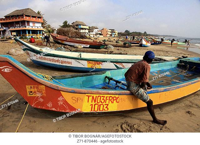 India, Tamil Nadu, Mamallapuram, Mahabalipuram, beach, fishing boats, houses