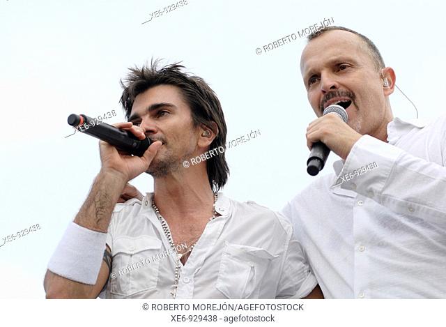 Juanes izquierda, cantante, de Colombia y el cantante español Miguel Bosé derecha cantando en el segundo concierto 'Paz sin Fronteras' que se realizó en la...