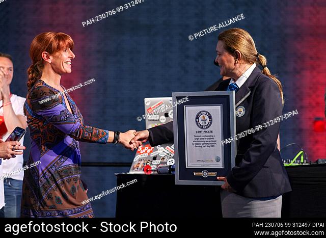 06 July 2023, Berlin: Seyda Subasi Gemici (r), Guinness World Records employee, hands over the ""Guinness World Records"" certificate to Daniela Senatore