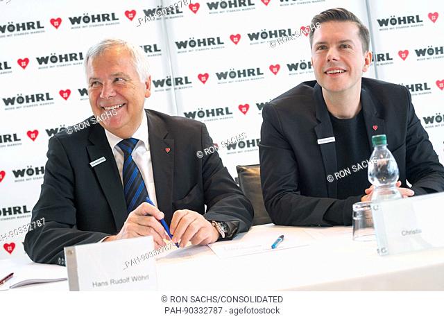 Der neue Eigentümer der Modehauskette Wöhrl, Christian Greiner (r), Enkelsohn des Firmengründers, gibt am 02.05.2017 in Nürnberg (Bayern) zusammen mit seinem...