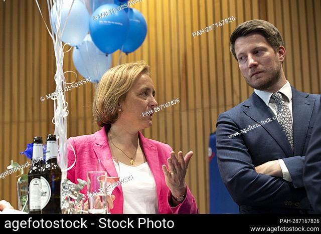 Long faces at the AfD, from left Beatrix von STORCH and Dr. Martin VINCENTZ, projections and statements in the Duesseldorf state parliament