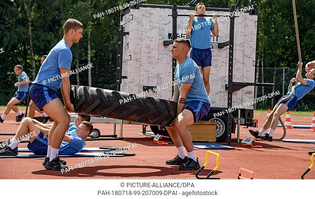 18 July 2018, Germany, Hagenow: Soldiers from the Panzergrenadier batallion 401 taking part in a fitness test. The German armed forces wants to enhance physical...