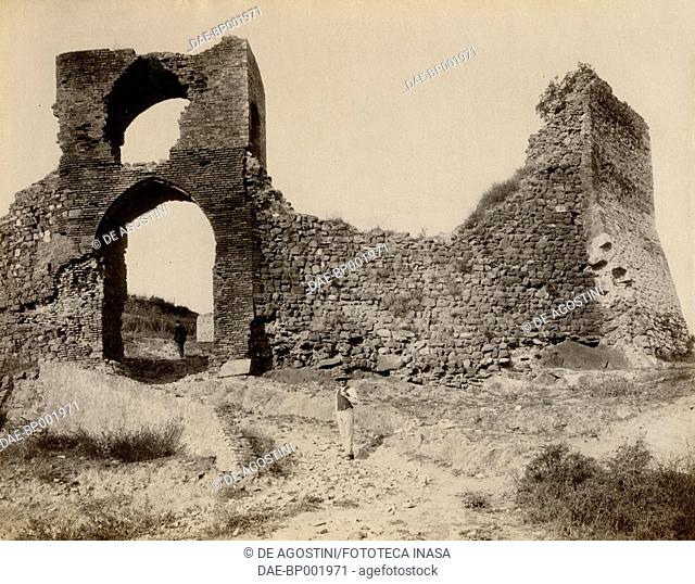 Ruins of Portaccia or Porta Senese, Istia d'Ombrone, Tuscany, Italy, photograph by Istituto Italiano d'Arti Grafiche, Bergamo, ca 1904-1905