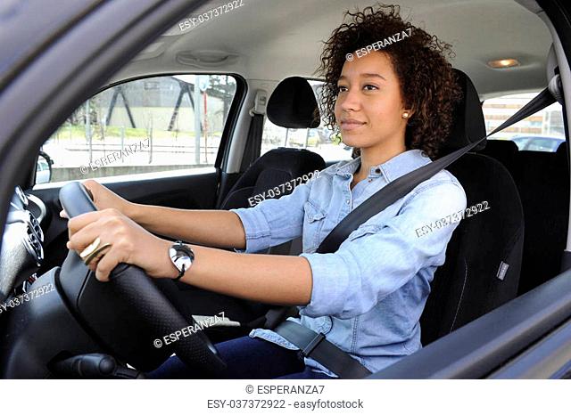 Jeune femme heureuse conduisant une voiture