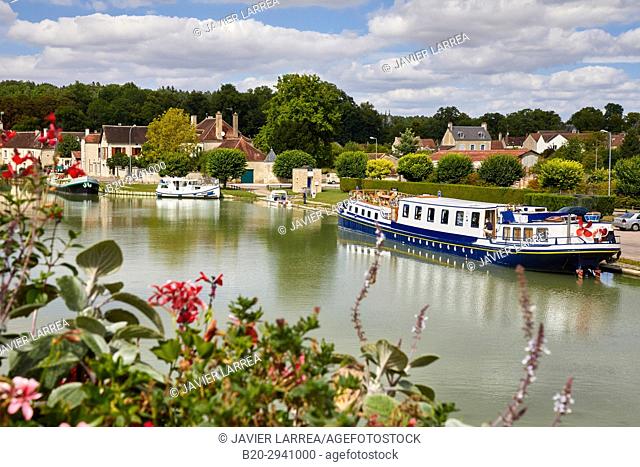 Canal de Bourgogne, Tanlay, Yonne, Bourgogne, Burgundy, France, Europe