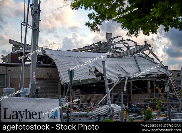 20 May 2022, North Rhine-Westphalia, Paderborn: The roof of a construction machinery dealer lies across the building. A storm has also caused major damage in...