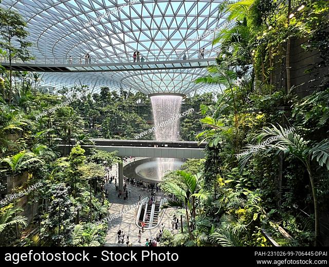 PRODUCTION - 04 October 2023, Singapore, Singapur: ""The Jewel"" at Changi Airport, a glass circular building with 280 restaurants and stores and a...