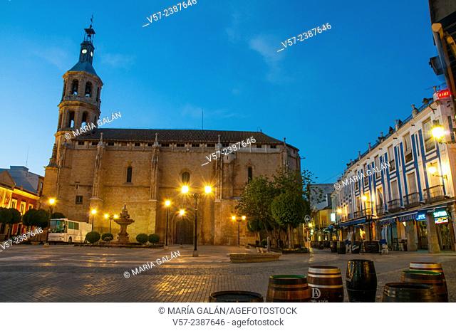 España Square, night view. Valdepeñas, Ciudad Real province, Castilla La Mancha, Spain