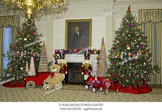 Decorations in the State Dining Room surround the portrait of former United States President Abraham Lincoln on the State Floor as part of the 2015 White House...