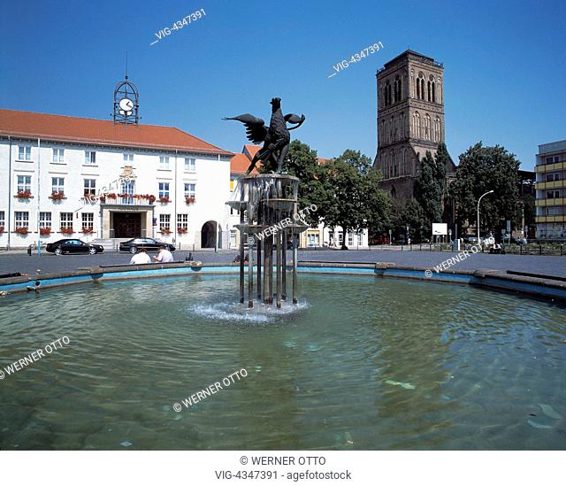 D-Anklam, Peene, Mecklenburg-Vorpommern, Marktplatz mit Rathaus, Marktbrunnen mit dem Greif, Wappentier von Anklam, Kirchenruine St
