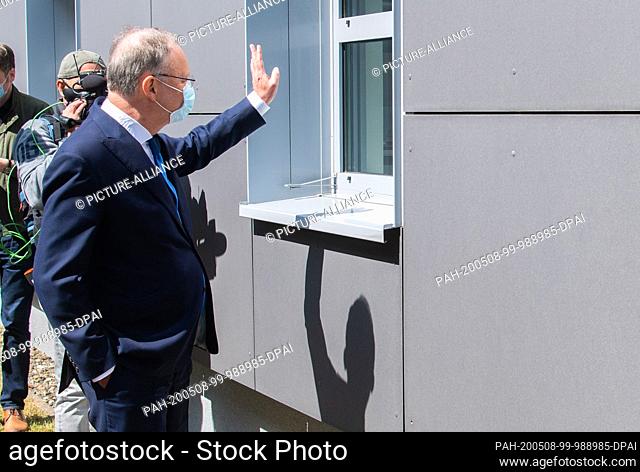 08 May 2020, Lower Saxony, Brunswick: Stephan Weil (SPD), Minister President of Lower Saxony, waves to HZI researchers during a tour of the Helmholtz Centre for...
