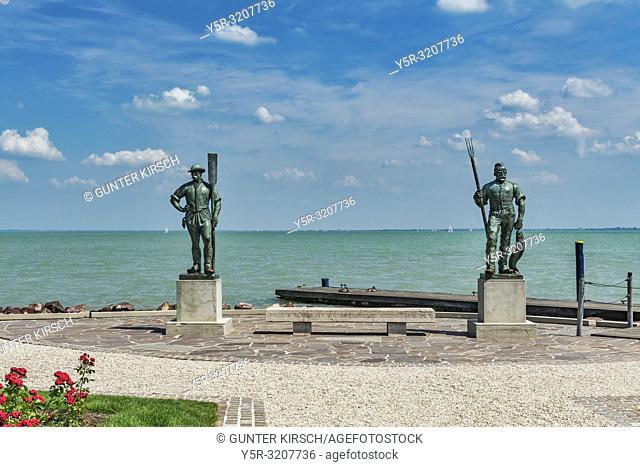 The statues of the fisherman and the ferryman were created in 1941 by Janos Pasztor. The sculptures are located on the Tagore Promenade