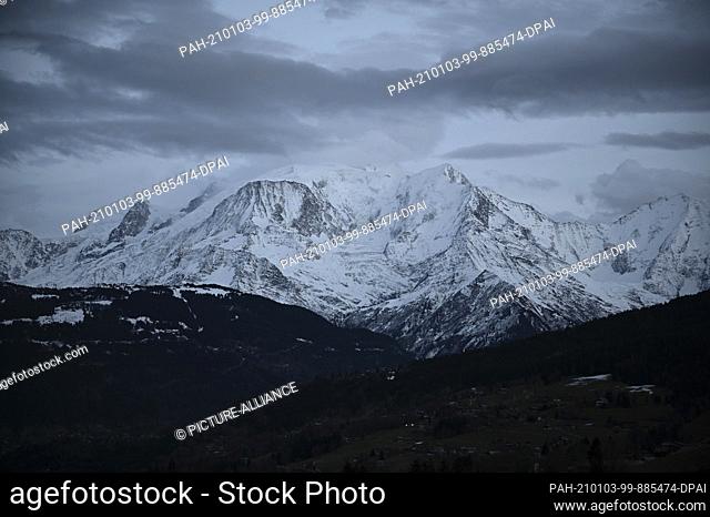 23 December 2020, France, Le Cordon: View from Le Cordon in Haute-Savoie towards Mont Blanc (M) and Mont Blanc du Tacul (l) before sunset