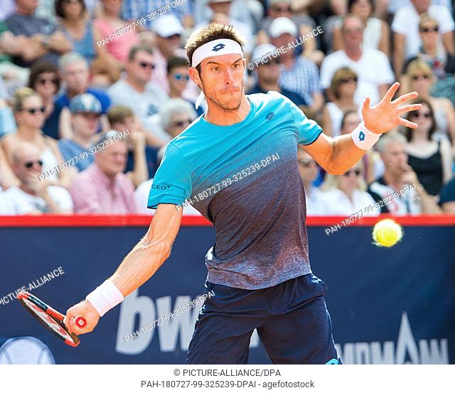 27 July 2018, Germany, Hamburg: Tennis ATP-Tour German Open, quarter finals, singles, men in the tennis stadium at Rothenbaum: Mayer (Argentina) - Schwartzman...