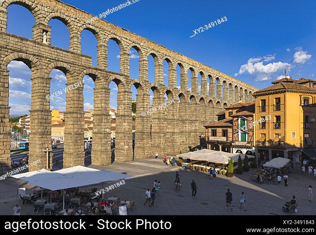 Segovia, Segovia Province, Castile and Leon, Spain. The Roman Aqueduct in Plaza del Azoguejo which dates from the 1st or 2nd century AD