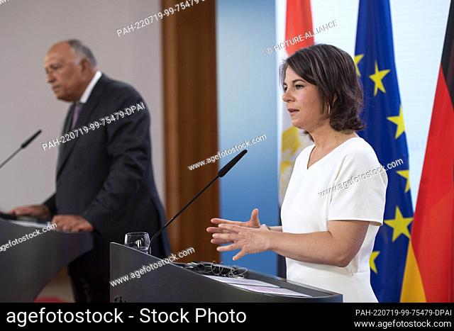 19 July 2022, Berlin: Annalena Baerbock (Bündnis 90/Die Grünen, r), Foreign Minister, speaks at the closing press conference after the Petersberg Climate...