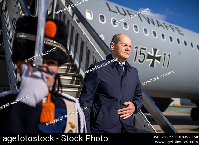 27 March 2023, Netherlands, Rotterdam: German Chancellor Olaf Scholz (r, SPD), arrives for the German-Dutch government consultations in Rotterdam