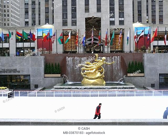 USA, New York city Rockefeller Center Lower Plaza pro-mead-hay's statue ice-surface, skaters America city Manhattan buildings construction, sight, facade