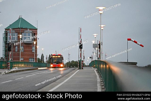 22 October 2023, Leer: A bus drives over the 464 meter long Jann Berghaus Bridge in dry but windy weather. After the Erasmus Bridge