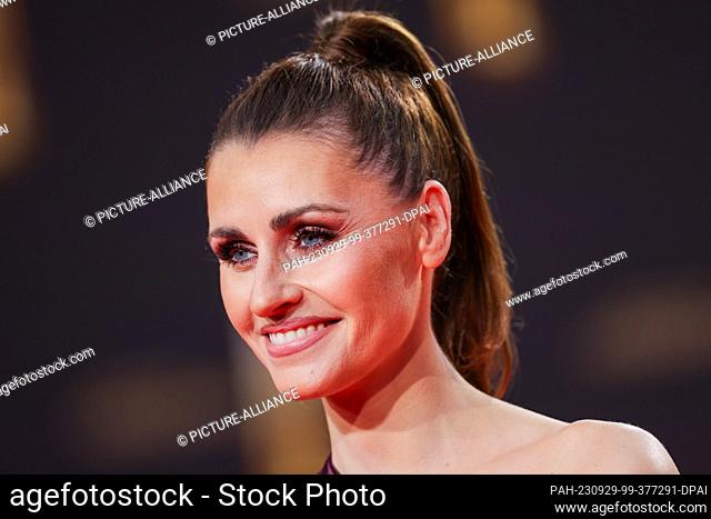 28 September 2023, North Rhine-Westphalia, Cologne: Presenter Bella Lesnik comes to the Coloneum for the German Television Awards 2023