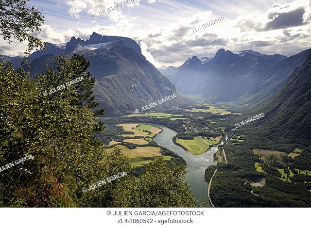 Norway, More og Romsdal, Rauma, Andalsnes, Romsdalseggen Ridge, one of the most famous hike in Norway