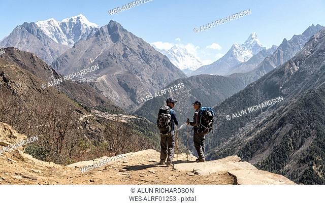 Nepal, Solo Khumbu, Everest, Sagamartha National Park, Maountaineers looking at Mount Everest