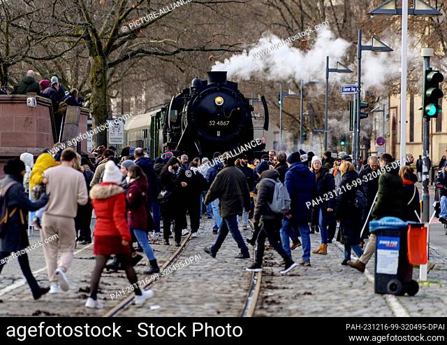16 December 2023, Hesse, Frankfurt/Main: The 52 steam locomotive of the ""Historische Eisenbahn Frankfurt e. V."" is ready at the Iron Footbridge for the...