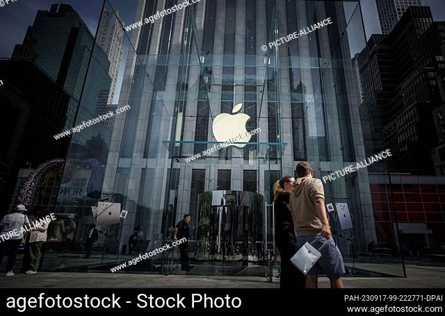 16 September 2023, USA, New York: The logo of Apple at the Apple Store on 5th Avenue, taken in Manhattan. Photo: Michael Kappeler/dpa