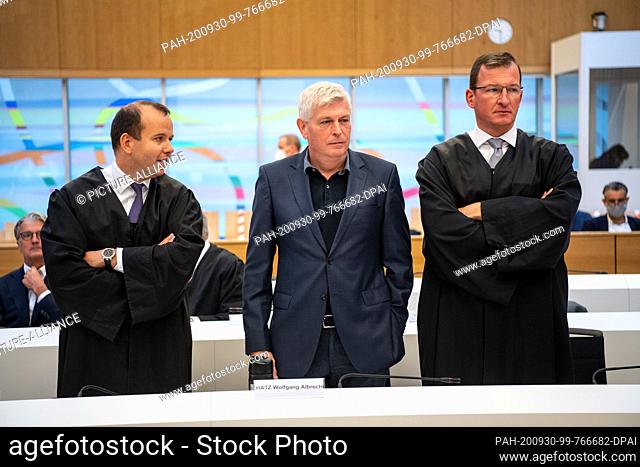 30 September 2020, Bavaria, Munich: Wolfgang Hatz (M), a former engine developer for the vehicle manufacturer Audi, who is accused of fraud, among other things