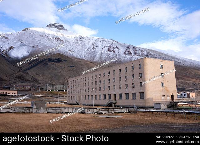 10 September 2022, Norway, Pyramiden: Abandoned buildings in the abandoned Soviet-Russian mining settlement in front of Pyramid Mountain