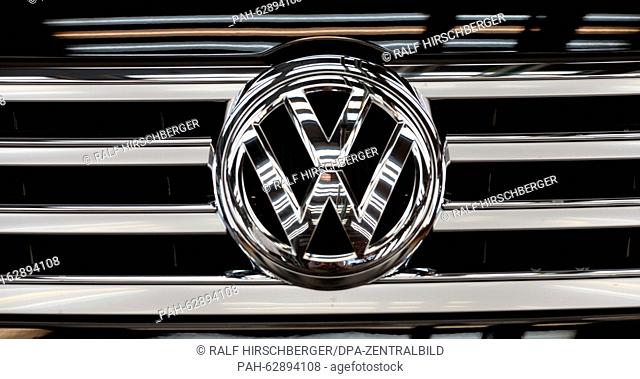 A logo from a Phaeton luxury limosuine at the Volkwagen transparent factory in Dresden, Germany, 23 October 2015. Photo: RALF HIRSCHBERGER/DPA | usage worldwide