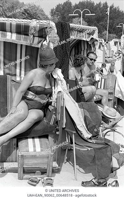 Germany - Deutschland ca. 1950, Frau im Strandkorb an der Ostsee