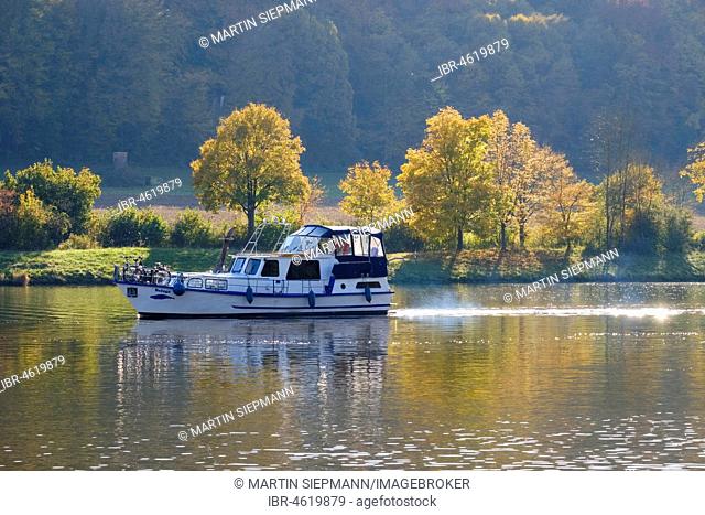 Boat on Altmühl, Main-Danube-Canal, Kelheim, Altmühltal, Lower Bavaria, Bavaria, Germany