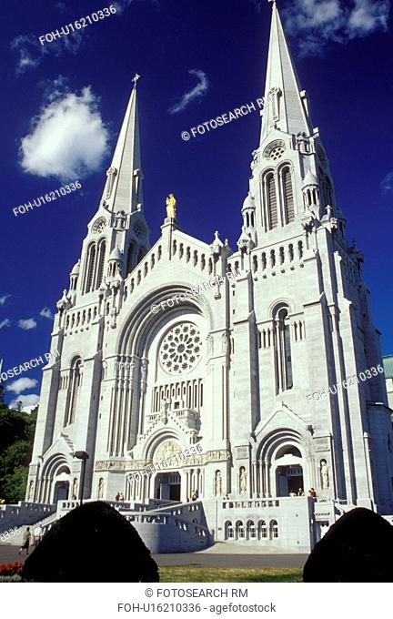 church, Ste-Anne-De-Beaupre, Canada, Quebec, Basilica of Ste-Anne-De-Beaupre (Basilique de Sainte Anne de Beaupre) in the town of Sainte Anne De Beaupre