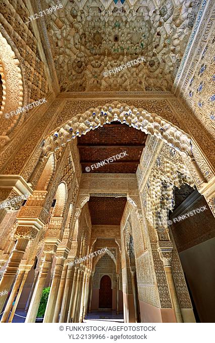 Arabesque Moorish architectureof the Patio de los Leones (Court of the Lions) of the Palacios Nazaries, Alhambra. Granada, Andalusia, Spain
