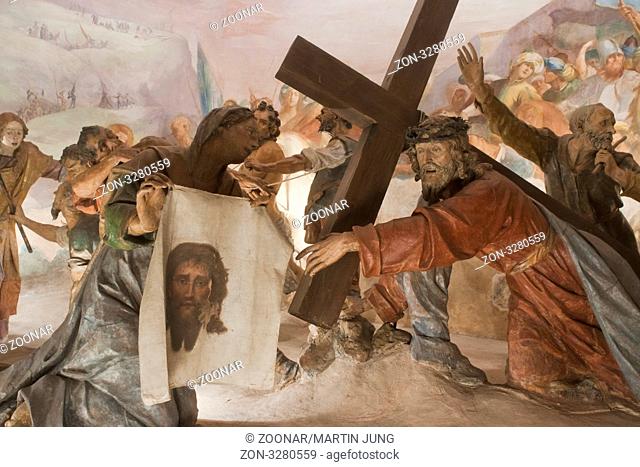 Jesus bricht unter dem Kreuz zusammen und Veronika trocknet im das Gesicht mit einem Tuch, Sacro Monte di Varese, Varese, Lombardei, Italien