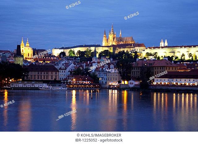 Prague Castle at night, St. Vitus Cathedral, Hradschin, Prague, Bohemia, Czech Republic, Eastern Europe