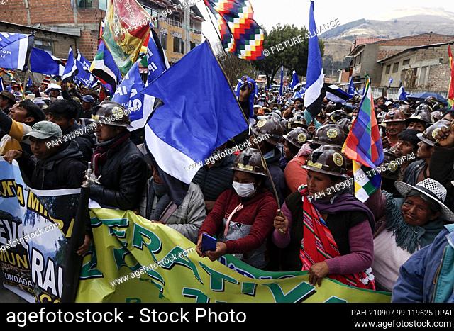 06 September 2021, Bolivia, Colomi: Quechua villagers with flags of the Movimiento Al Socialismo (MAS) party and miners from the region listen attentively to...