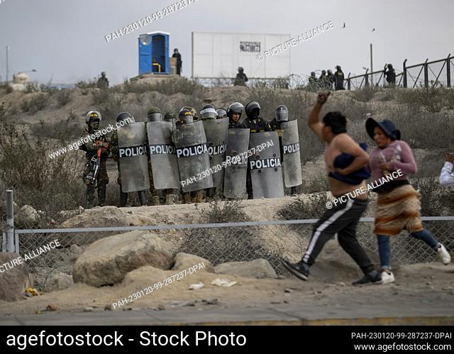 19 January 2023, Peru, Arequipa: Anti-government protesters battle security forces outside Alfredo Rodriguez Ballon Airport