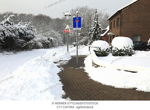 winter, weather, snow, housing estate, residential building, snow shoveling, pavement ploughed from snow and ice, danger of accident, civic duties, Oberhausen